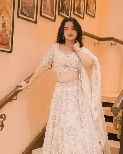 Escort Satchand